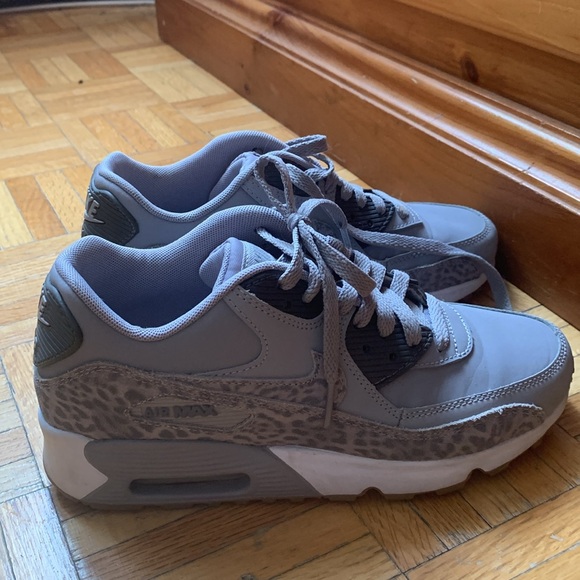 Excellent condition grey white Nike Air Sneakers 6 Youth or 7.5 in women’s - Picture 6 of 8